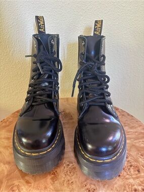 Dr Marten Jadon Boot Smoot Leather Platforms. Size 6 (fits a size 7)